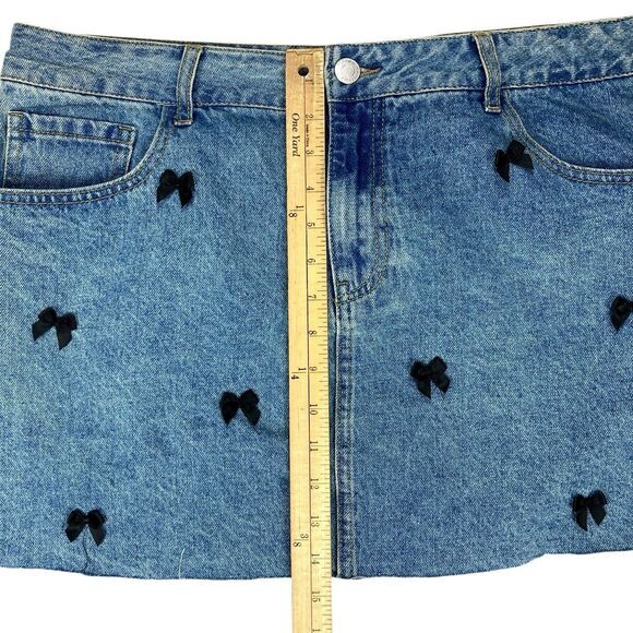 Forever 21 Mini Denim Skirt Womens 1X Medium Wash Blue Black Bow Accents Retro - Picture 7 of 10
